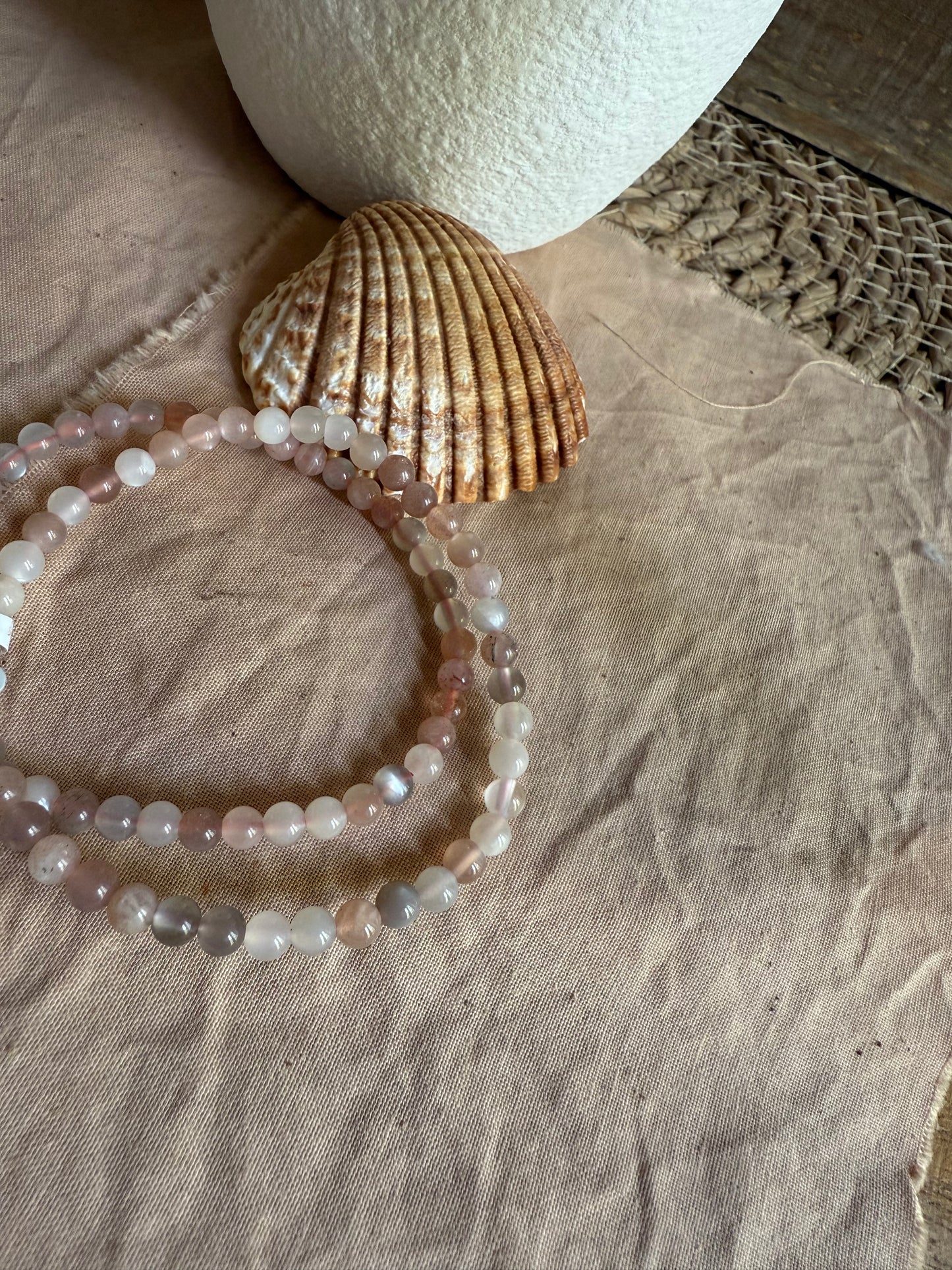 Pulsera Moonstone multicolor 4mm (Equilibrio, Intución y Conexión)